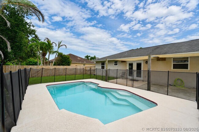Building Photo - 1755 SW Castinet Ln