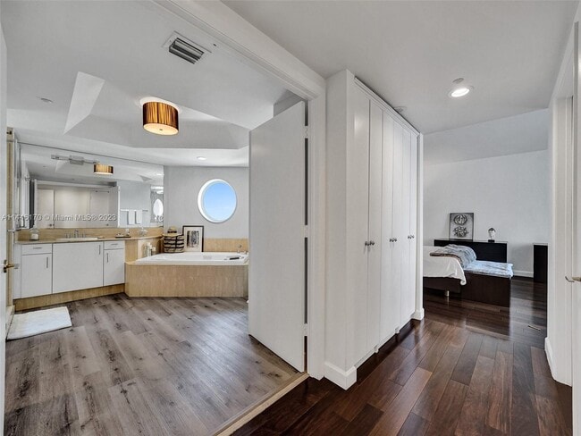 Building Photo - 7000 Island Blvd