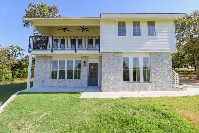 Primary Photo - 4 Bed | 3 Bath on Keystone Lake!