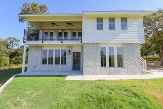 Building Photo - 4 Bed | 3 Bath on Keystone Lake!