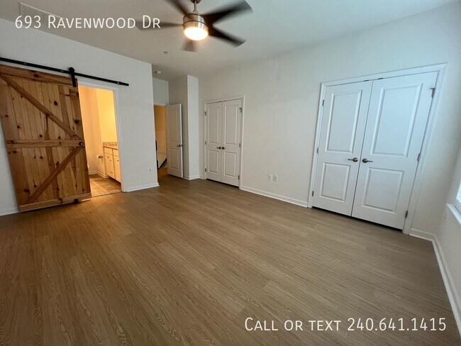 Building Photo - 693 Ravenwood Dr