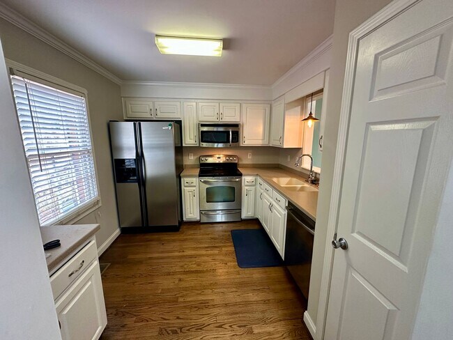 Building Photo - Beautifully Updated Townhome in the Heart of Clemson