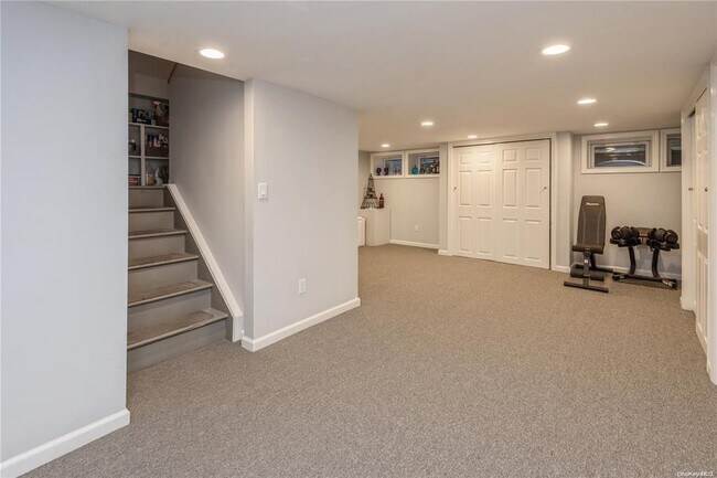 Building Photo - 7 Village Ln