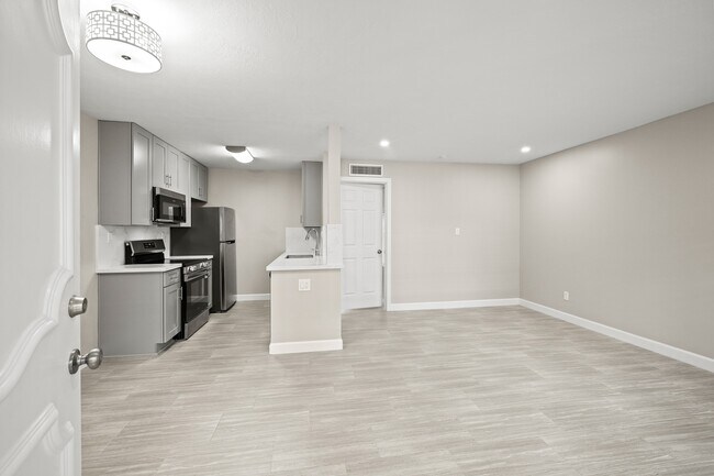 Building Photo - 2201 Fountain View Dr