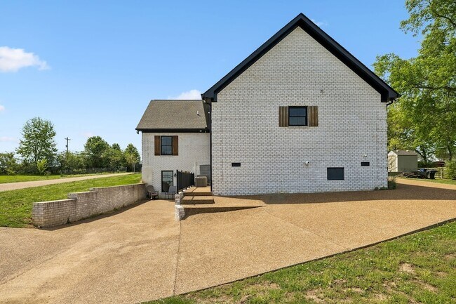 Building Photo - 2104 Williamsport Pike