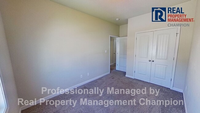 Building Photo - Beautiful Townhome with Open Floorplan and Covered Patio