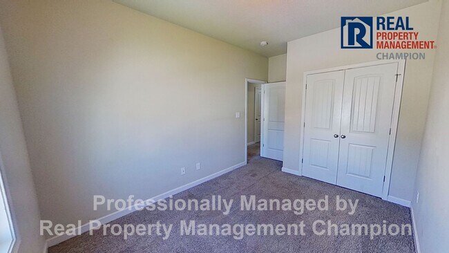 Building Photo - Beautiful Townhome with Open Floorplan and...
