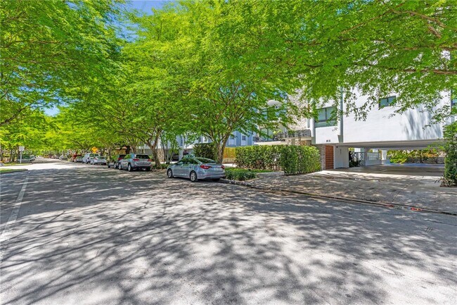 Building Photo - 810 Salzedo St