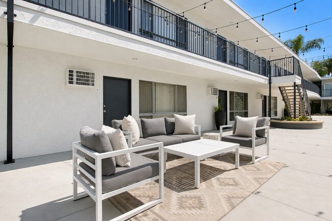 Building Photo - 5919 Reseda Blvd