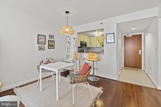 Building Photo - 1150 K St NW