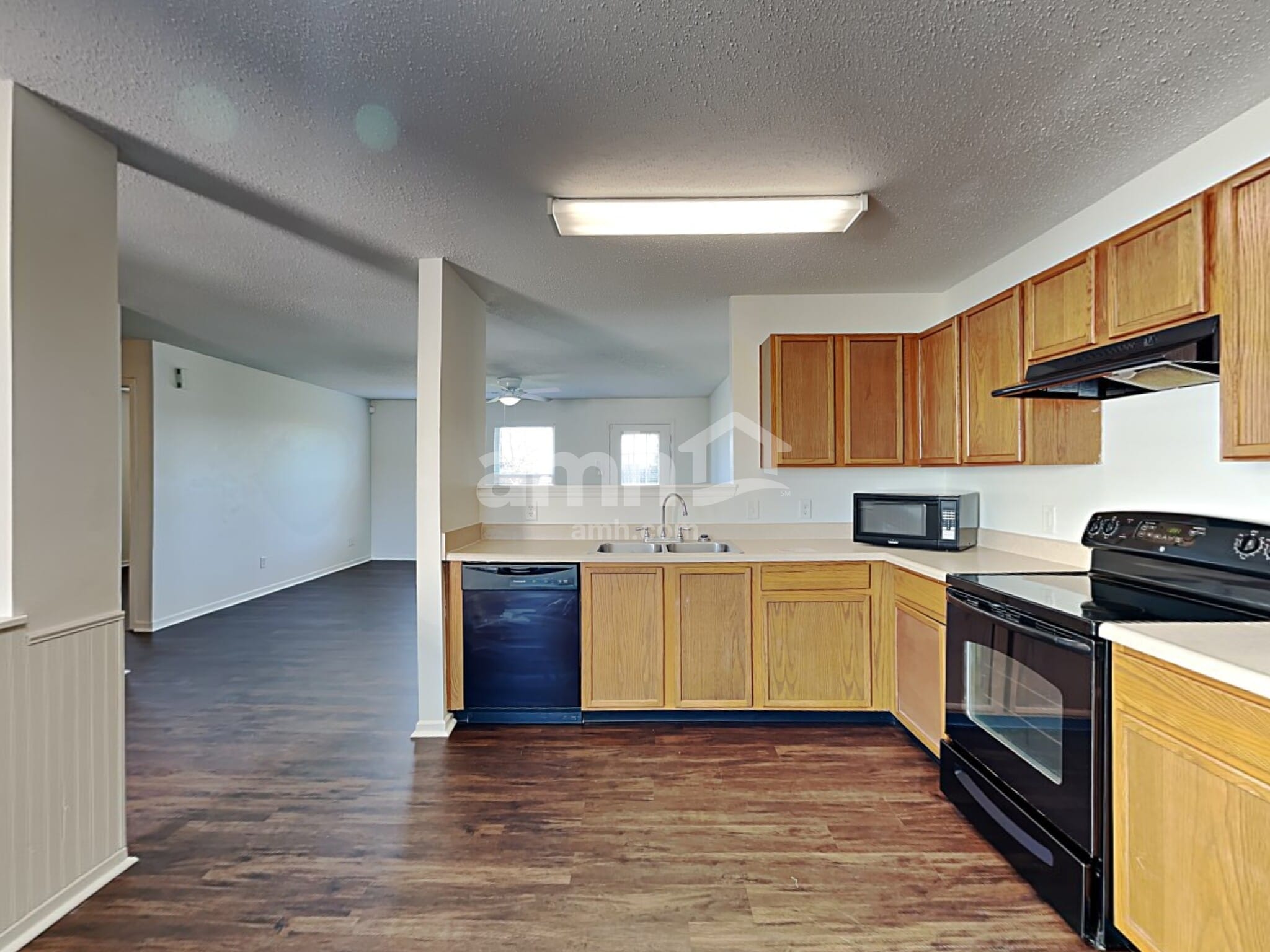 Building Photo - 527 Bourneside Dr