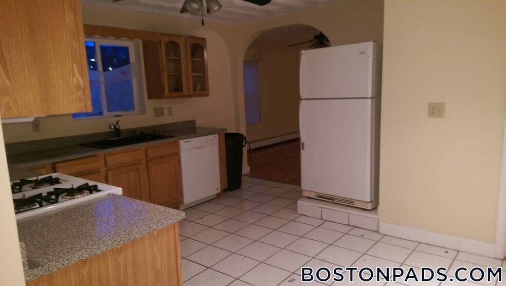 Building Photo - 247 Roxbury St