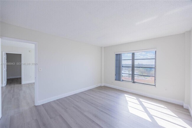 Building Photo - 4164 Inverrary Dr