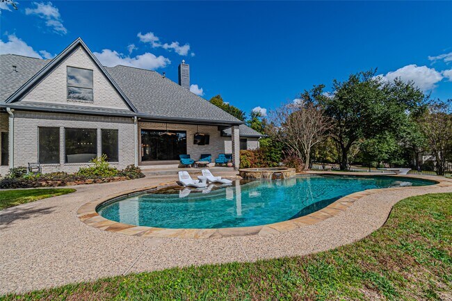 Building Photo - 15569 Crown Oaks Dr