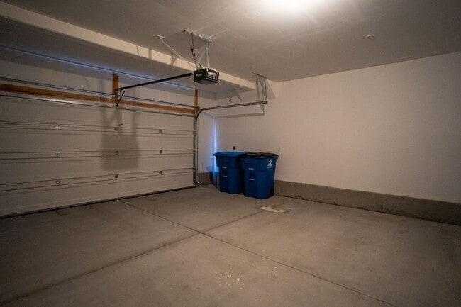 Building Photo - Modern 3-Bedroom, 3-Bathroom Home with Sma...