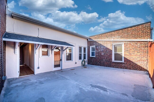 Building Photo - OPPORTUNITY KNOCKS 3 BED 1 BATH 1,400 SF ± Apartment in The Hill — Private Patio, Hardwood Floors...