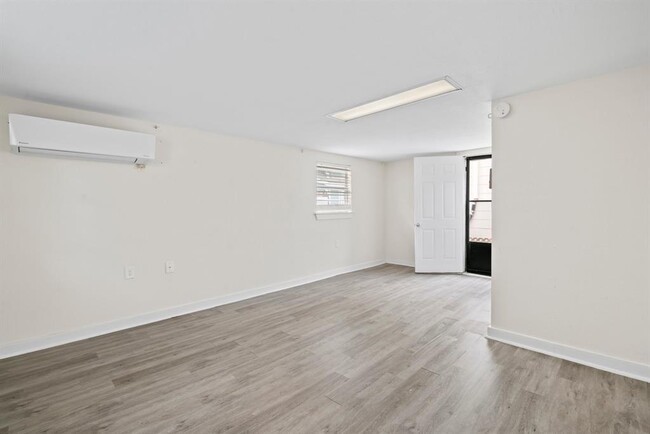 Building Photo - 212 N Hutcheson St