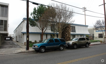 Building Photo - 7503 Hazeltine Ave