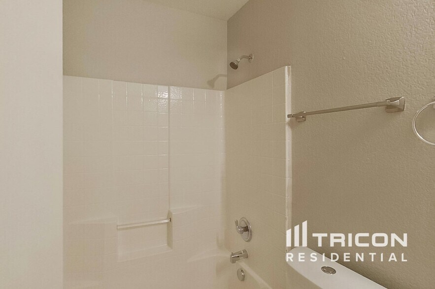Building Photo - 3018 High Gate Dr