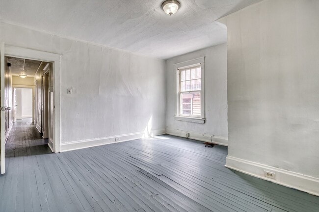 Building Photo - Spacious 3 Bedroom, 1.5 Bathroom with large Porch and Backyard