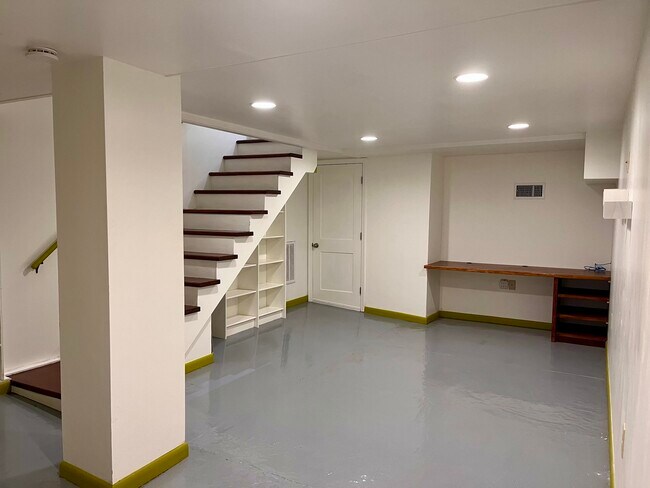 Building Photo - 423 N Van Buren St