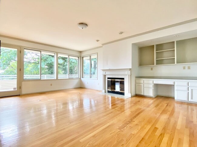 Building Photo - Gorgeous Lakeview Home for rent