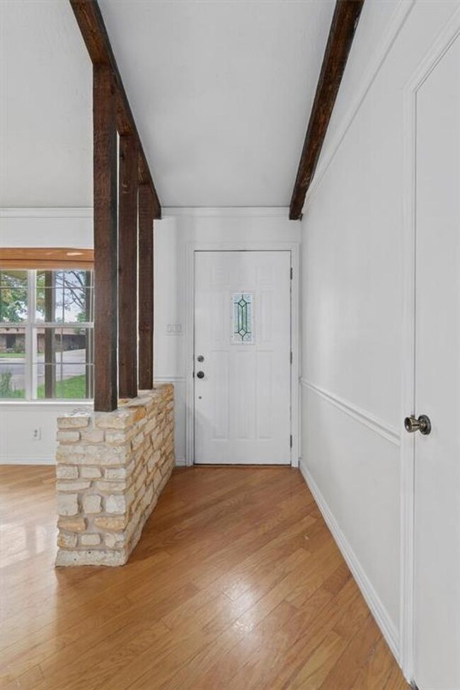 Building Photo - Perfectly Located Home Near Downtown Round...