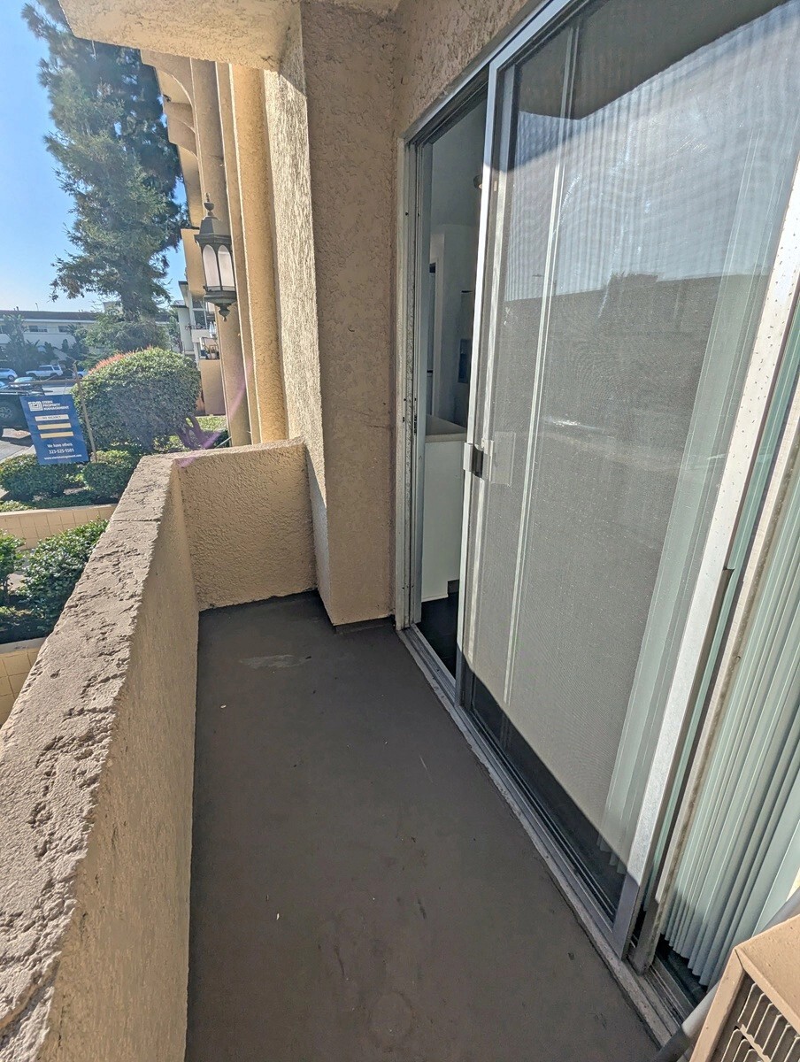 Building Photo - 1335 S Carmelina Ave