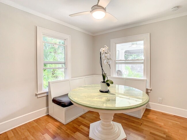 Building Photo - Charming two bedroom two bathroom cottage in North St. Petersburg Fully Updated.