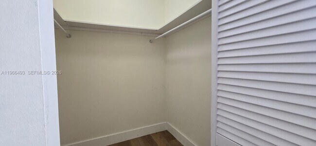 Building Photo - 10221 Fontainebleau Blvd