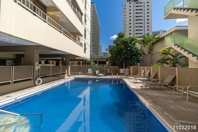 Building Photo - Immaculate, Spacious, Fully Furnished, Rec...