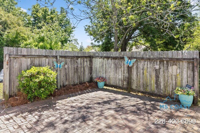 Building Photo - 218 Dogwood Dr
