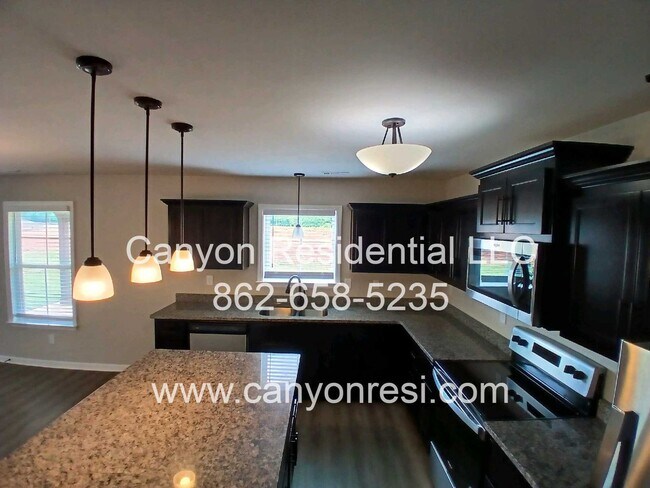Building Photo - MUST SEE Fantastic 4BR 2/5 BA near everyth...