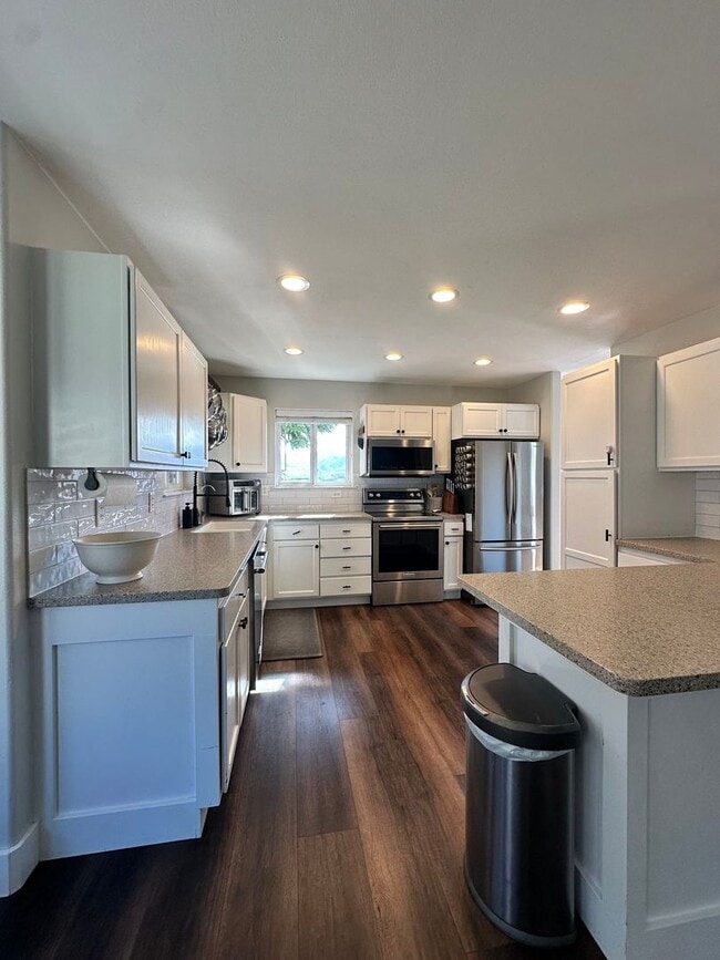 Building Photo - Spacious Multi-Generational Home with Stunning Views – 5 Bed, 3 Bath