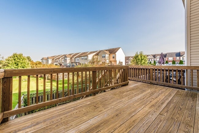 Building Photo - Fantastic Townhouse w/ Garage - Quick High...