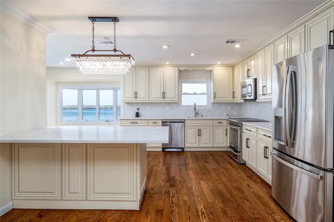 Building Photo - 4047 Greentree Dr