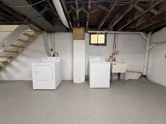 Building Photo - Updated 3BR 1.5 bath house with office/ of...
