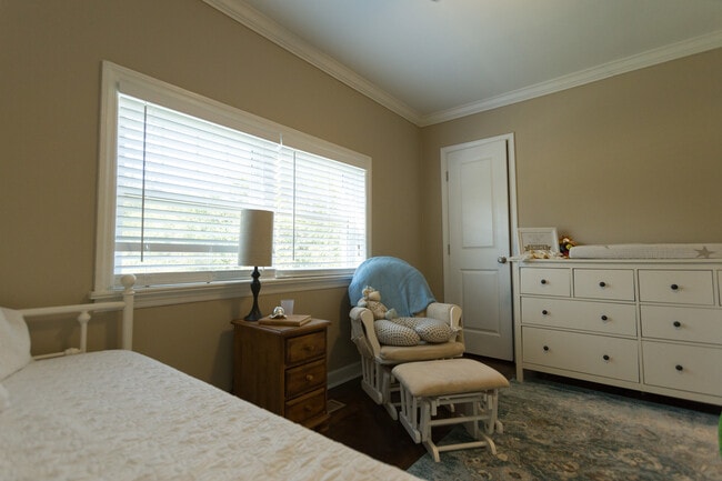 Building Photo - 3 Br home minutes away from campus!