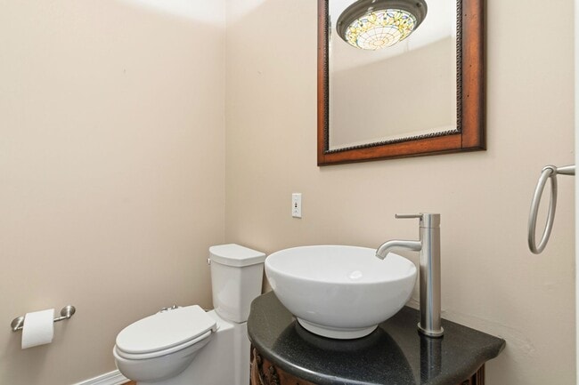 Building Photo - Charming 3 Bedroom/4 Bathroom Detached Home Located In The South Side Flats.  Available Immediately.
