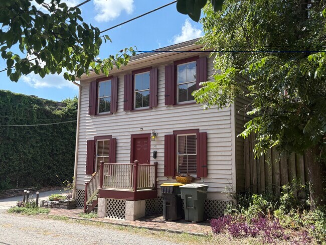 Building Photo - 541 E Jones Ln