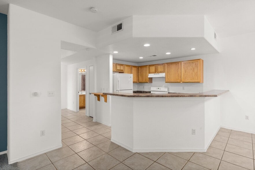 Kitchen - 6800 Vista del Norte Rd NE