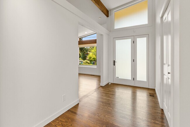 Building Photo - Beautiful West Facing Houghton Home with p...