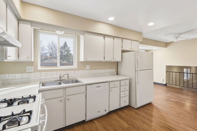 Building Photo - 1549 Sanderson Ave