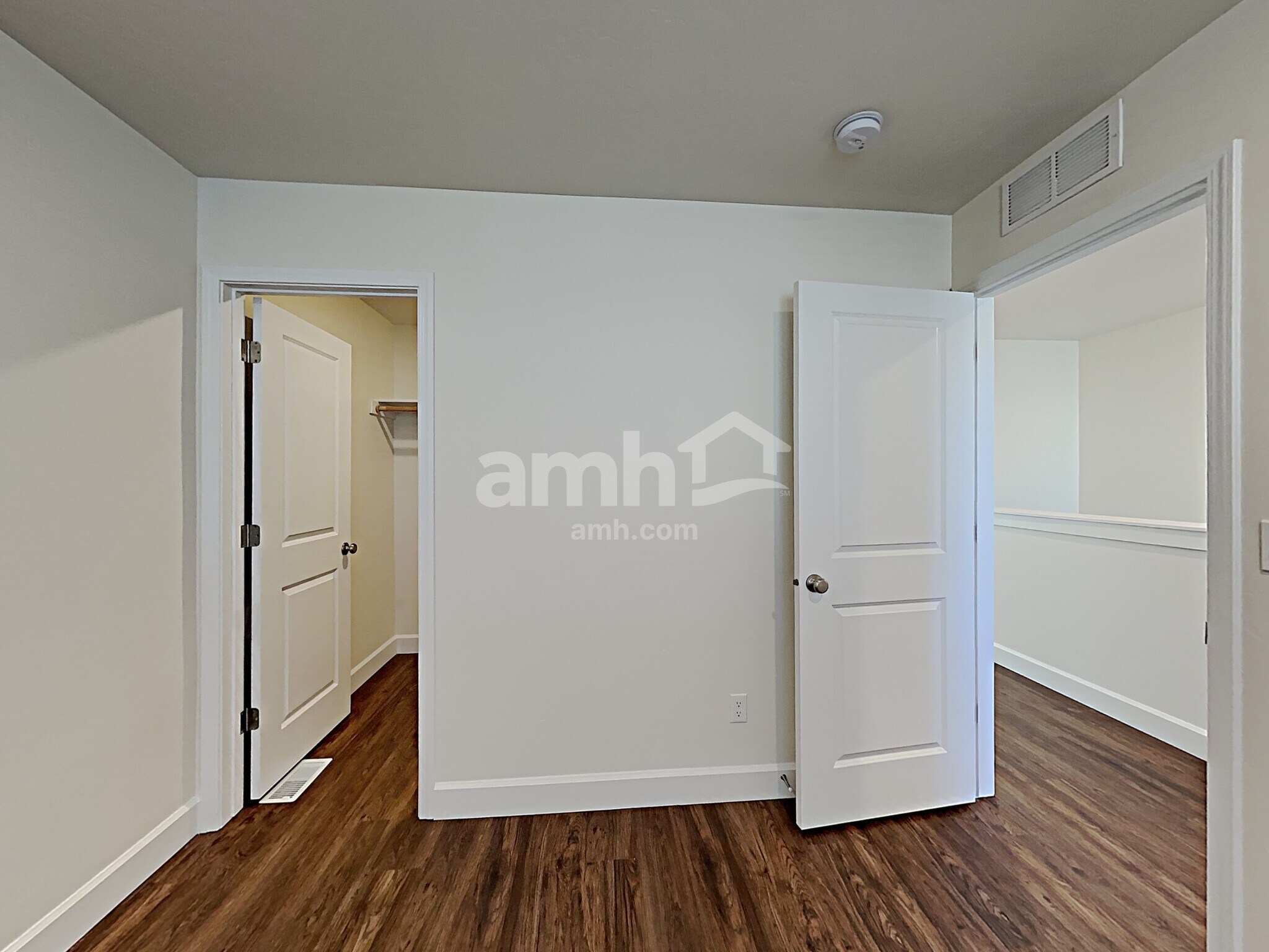 Building Photo - 933 N Barkvine Ave