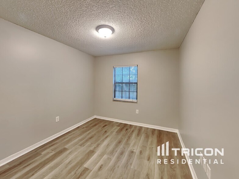 Building Photo - 10827 Claymont Dr