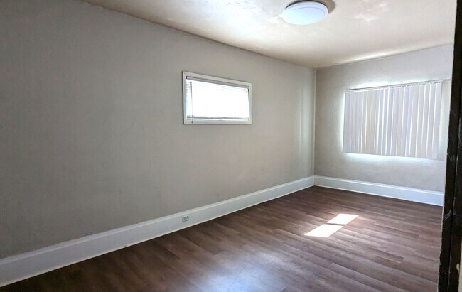 Building Photo - 1674 Manz St