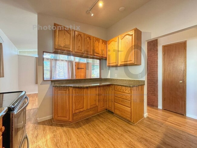 Building Photo - Clean & Quiet Northside Home