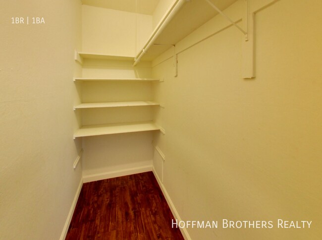 Building Photo - 800 E 20th St