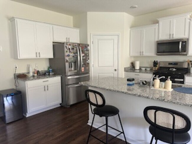 Building Photo - Knoxville 37932 - FULLY FURNISHED $3,300.0...