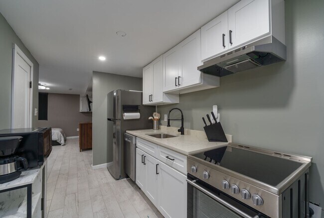 Building Photo - 1055 Parksley Ave